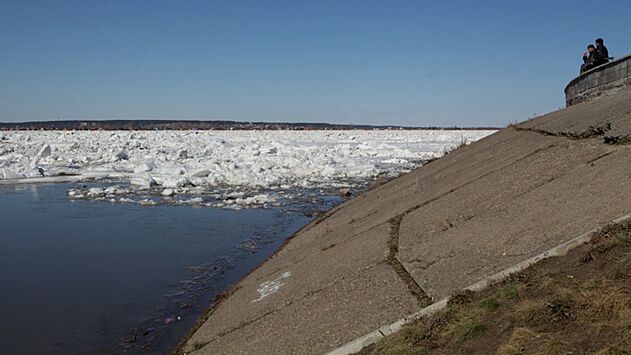 На российской реке оторвалась льдина с 33 рыбаками