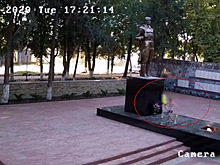 На Кубани дети жгли цветы в Вечном огне у мемориала павшим воинам