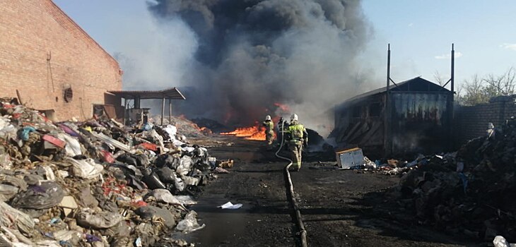 В Трусовском районе горит полигон бытовых отходов