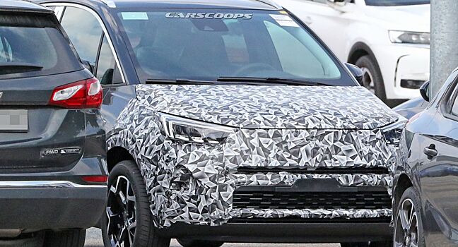 На тестах был замечен рестайлинговый Opel Crossland X Spied с новой решеткой радиатора