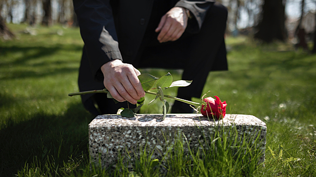 Что нельзя делать на похоронах: распространенные ошибки
