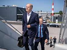 Неизвестный мужчина схватил Шольца на летном поле во Франкфурте