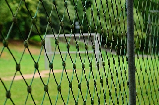 В Шатуре на девочку обрушился забор спортплощадки