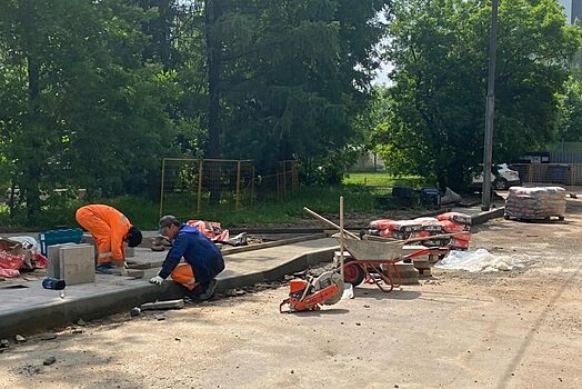 В четырех дворах района Старое Крюково полностью обновили асфальт