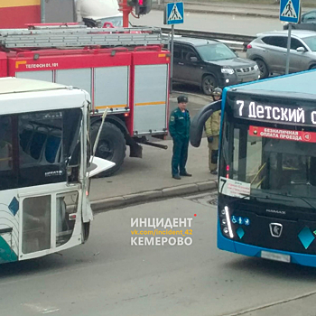 Автобусы столкнулись на кемеровском перекрестке