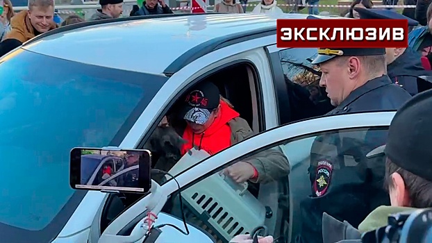 В Москве полиция вскрыла машину с запертым на несколько дней котом