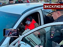 В Москве полиция вскрыла машину с запертым на несколько дней котом