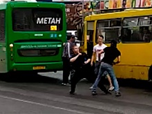 Водители автобусов устроили драку на проезжей части в Екатеринбурге: видео