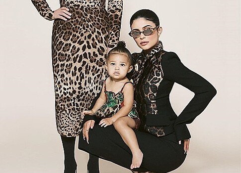Леопардовый принт и семейные ценности: Кайли Дженнер появилась на обложке Vogue с мамой и дочерью