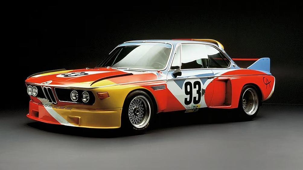 BMW 3,0 CSL, созданный в 1975 году американским художником Александром Колдером. Ярко раскрашенный кузов с динамичными абстракциями не просто привлёк внимание публики, а стал первым в мире Art Car.