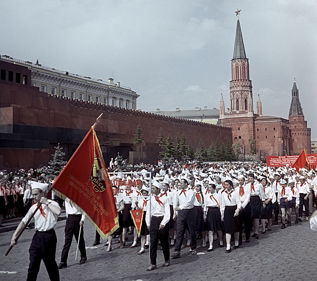 Парад на Красной площади в Москве, посвященный празднованию 41-летия Всесоюзной пионерской организации имени В.И.Ленина, 1963 год