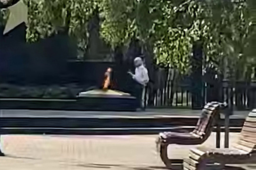 Суд оштрафовал пенсионерку на 40 тысяч за прикуривание у Вечного огня