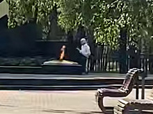 Суд оштрафовал пенсионерку на 40 тысяч за прикуривание у Вечного огня