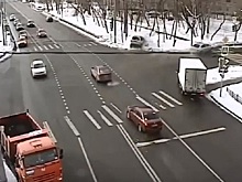 Авария Dodge и Skoda на перекрестке на юге Москвы попала на камеры