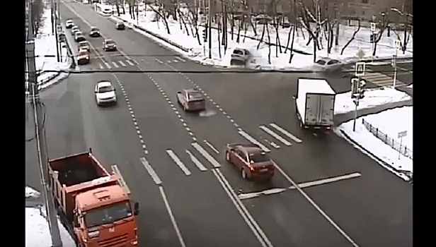 Авария Dodge и Skoda на перекрестке на юге Москвы попала на камеры