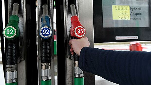 Эксперт объяснил, почему бензин не дешевеет при низких ценах на нефть