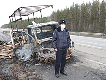 В Свердловской области сотрудник ОВД оказал помощь в тушении горящего автомобиля