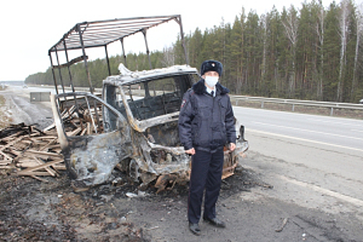 В Свердловской области сотрудник ОВД оказал помощь в тушении горящего автомобиля