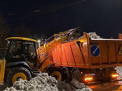 Власти Челябинска объяснили, почему подрядчики убирают снег ночью