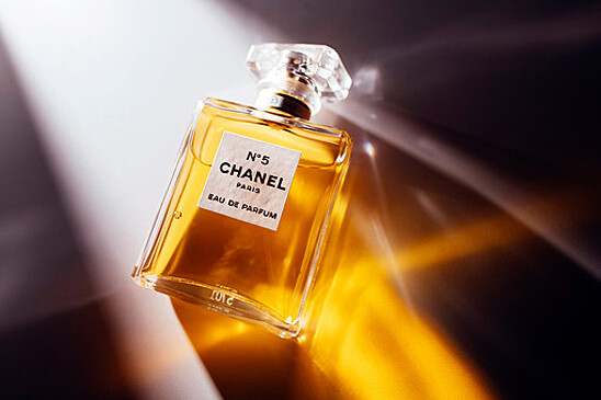 Историк Тенетов: Эрнест Бо создал аромат Chanel N5 во время Гражданской войны