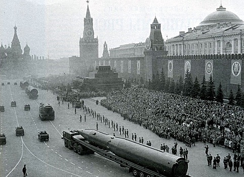 Почему после развала СССР ядерное оружие оставила себе только Россия