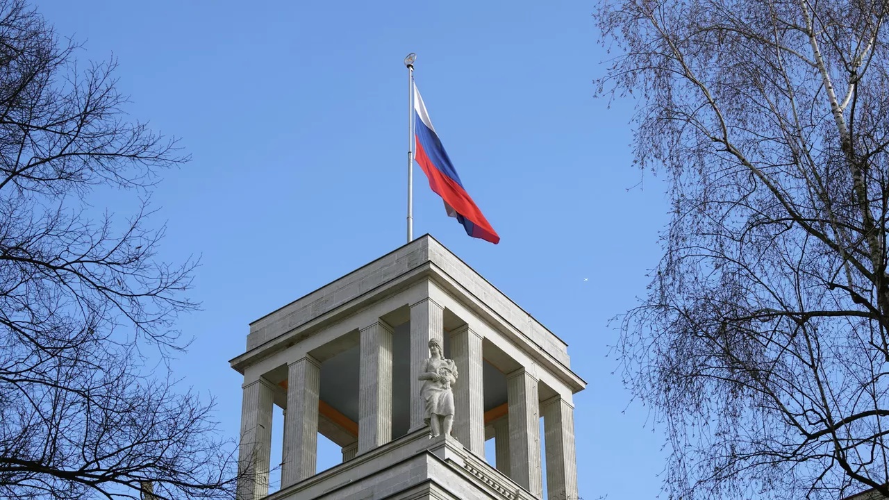 Посольство России в Берлине: недостатка в приглашениях на День Победы нет