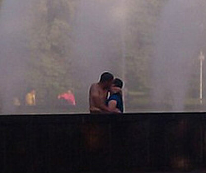 В Челябинске влюбленная парочка открыла купальный сезон, поцеловавшись в фонтане