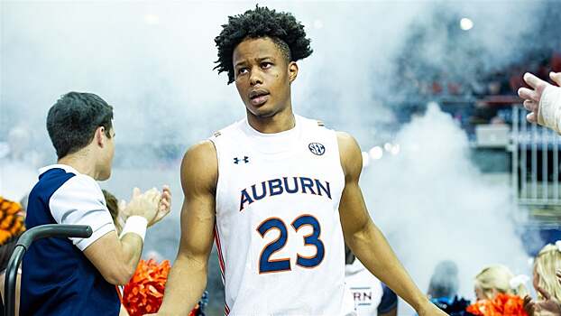 Айзек Окоро сразу после выбора под 5-м номером подарил родителям автомобиль