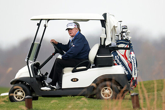 Трамп провел первые выходные после президентства играя в гольф