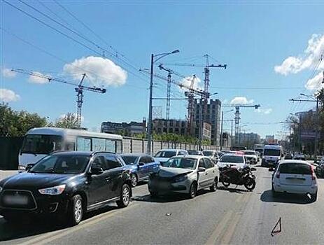 Мотоциклистка "собрала" три машины на Московском шоссе в Самаре