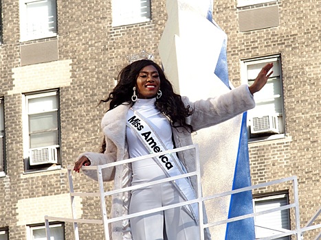 День благодарения 2019: «Мисс Америка» и Сиара на надувном параде, Кардашьян с детьми и другие звезды