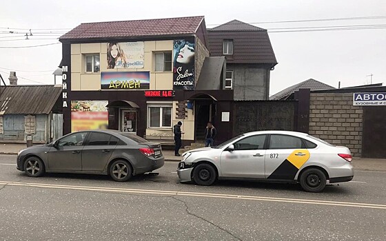 Новоиспеченный водитель за рулем такси попал в аварию