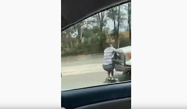 Пикап на большой скорости протащил на «кенгурятнике» пешехода