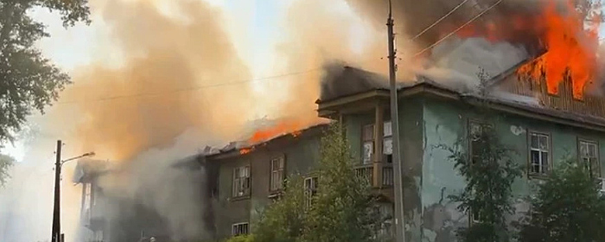 В Северодвинске загорелись аварийный дом и нежилое здание