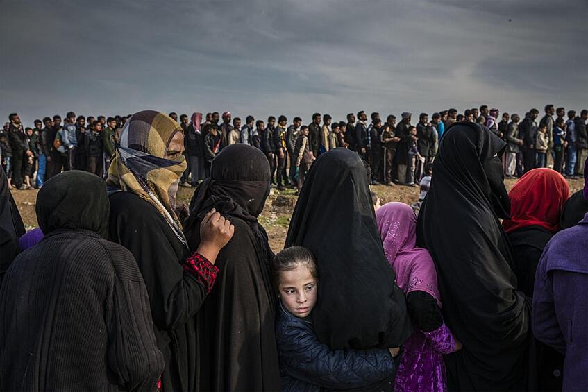 Жители Мосула (Ирак) в очереди за гуманитарной помощью. Категория «Фотография года» 