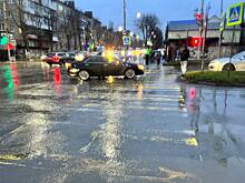 В Шахтах иномарка врезалась в стоящую машину и сбила подростка