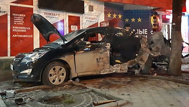 В Крыму ВАЗ "влетел" в дерево