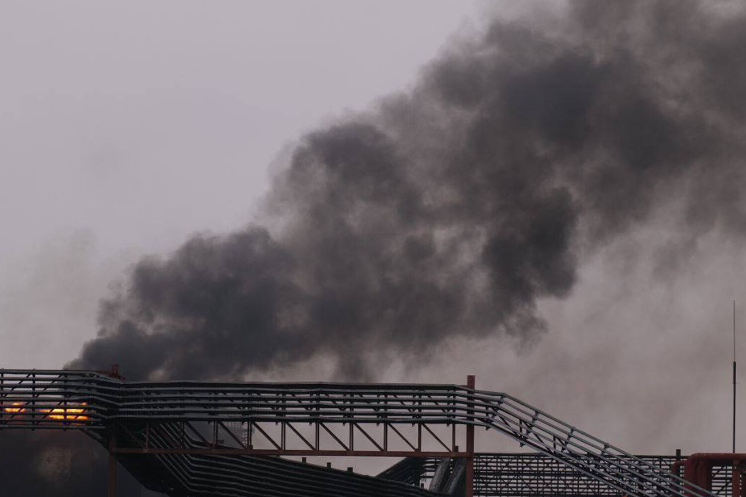 На промышленном предприятии в Энгельсе потушили открытое горение