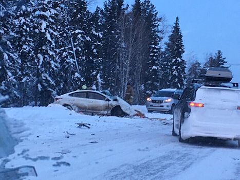 Семья из Ноябрьска попала в серьезную аварию на трассе в Югре. ФОТО