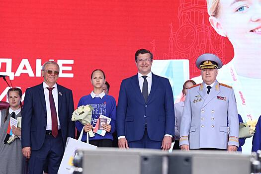 В День России Слюсарь вручил паспорта молодым жителям Дона