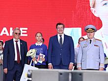 В День России Слюсарь вручил паспорта молодым жителям Дона