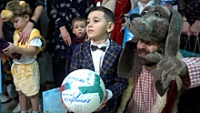 Командующий ВДВ подарил ребенку футбольный мяч с автографом в рамках акции «Елка желаний»