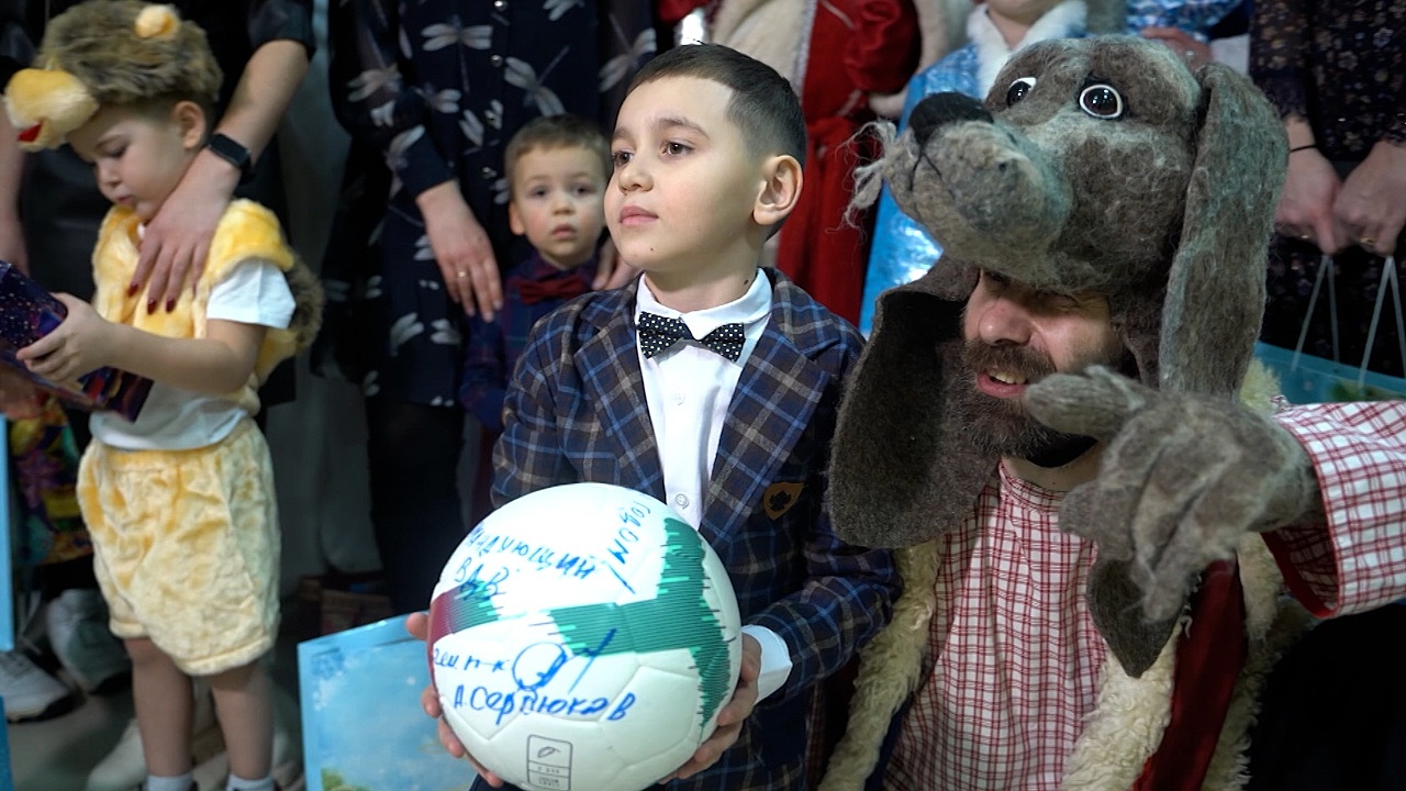 Командующий ВДВ подарил ребенку футбольный мяч с автографом в рамках акции «Елка желаний»
