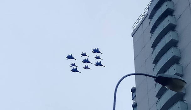 Москвичи показали воздушный парад в День Победы из своих окон