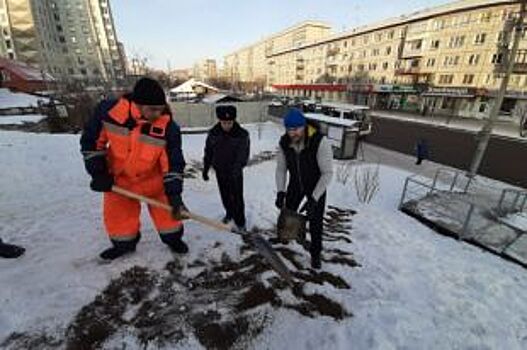 В Красноярске устранили опасную горку, выходящую на проезжую часть