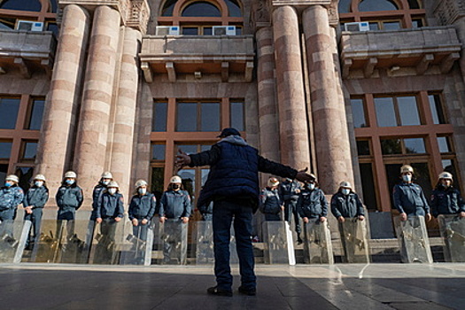 Оппозиция Армении проводит шествия в центре Еревана