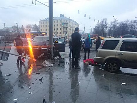 Легковушка столкнулась с автобусом в центре Москвы