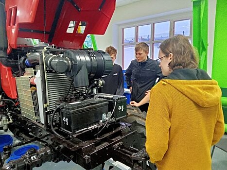Старшеклассники школы Нолинска получили профессию «Тракторист-машинист сельскохозяйственного производства категории «С»