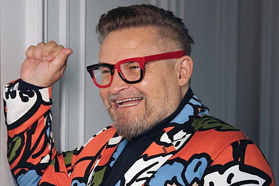 Васильев назвал визуально старящие цвета в одежде