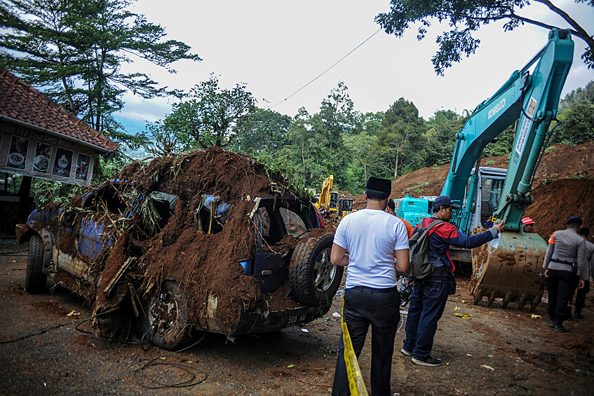 Поврежденный автомобиль из-за схода оползня после землетрясения в Чианджуре, Индонезия, 22 ноября 2022 года
